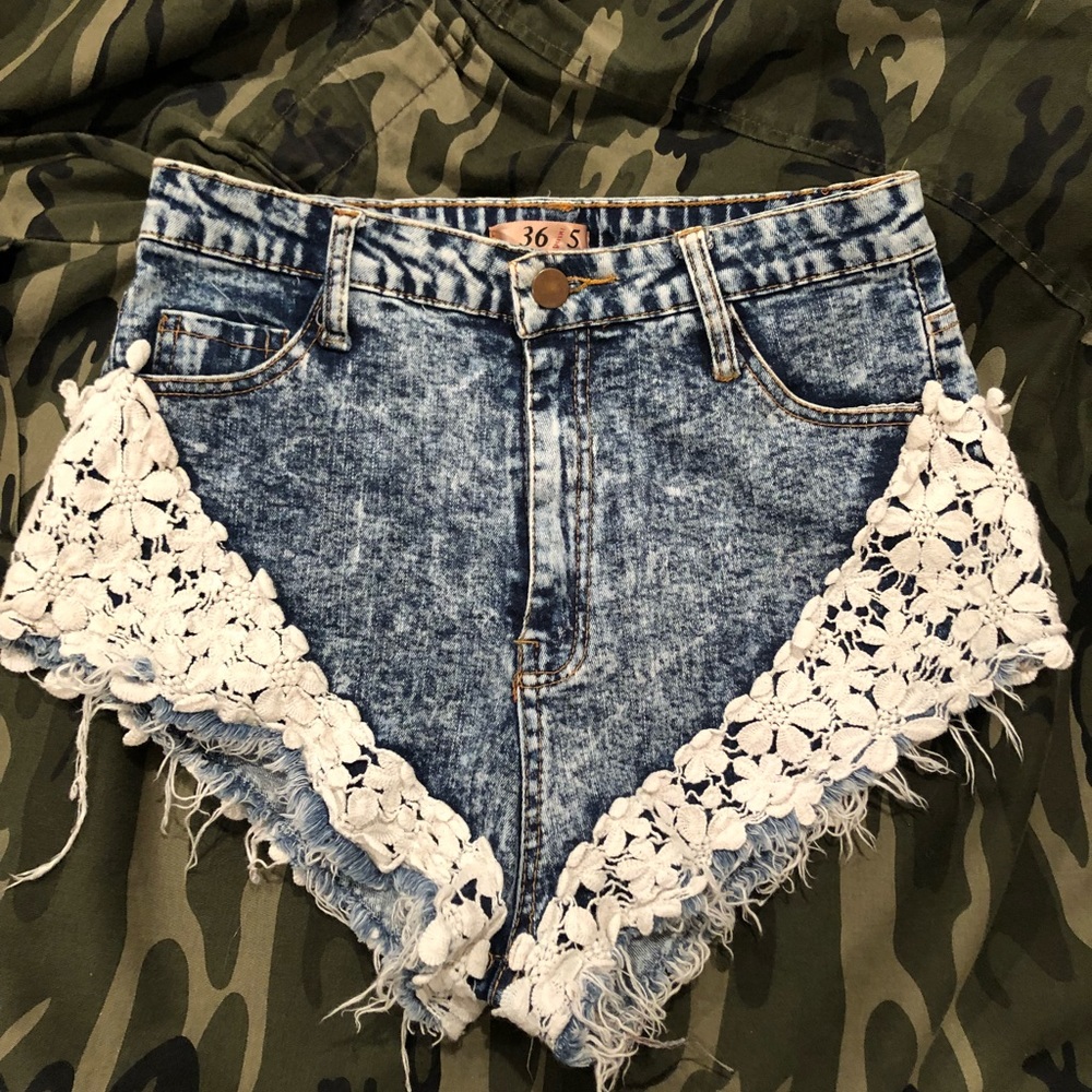 Jean shorts with lace